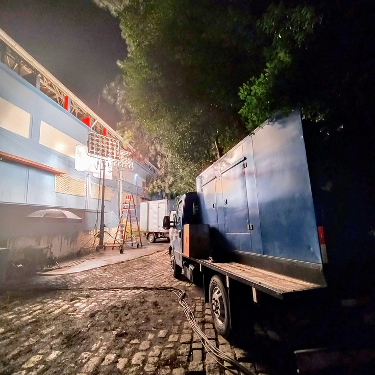 Caminhão munck com geradores prontos para entrega